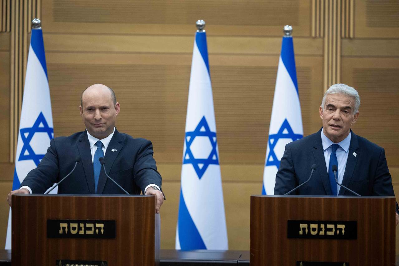 Бывший премьер Израиля Нафтали Беннет (слева) избегал, а нынешний Яир Лапид (справа) открыто выступил на стороне антисемитов-нацистов.