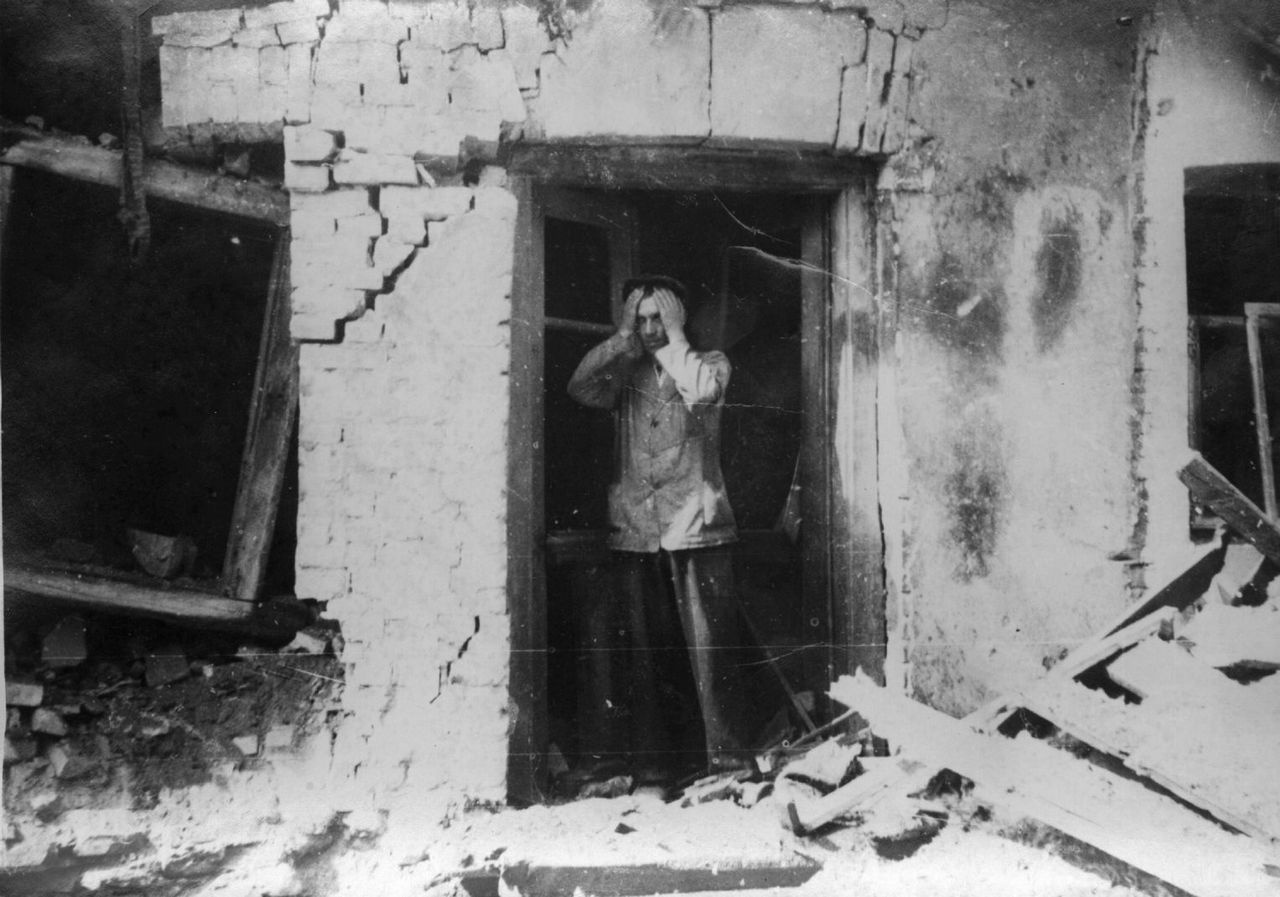 Польский фермер стоит в дверях своего дома, разрушенного немецкими авиабомбами.