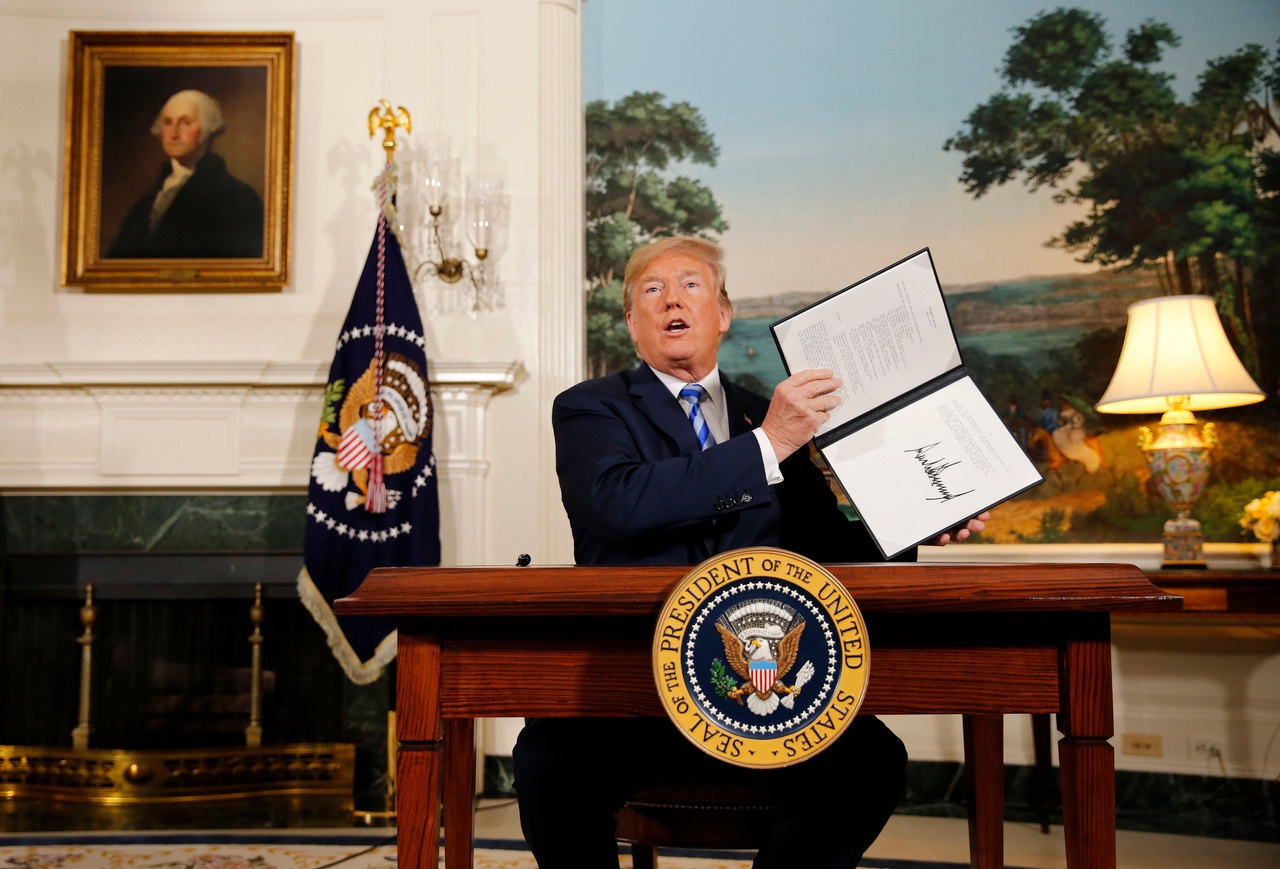Президент США Дональд Трамп объявляет, что США отказываются от сделки и что в отношении Ирана будут вновь введены санкции, 8 мая 2018 года.