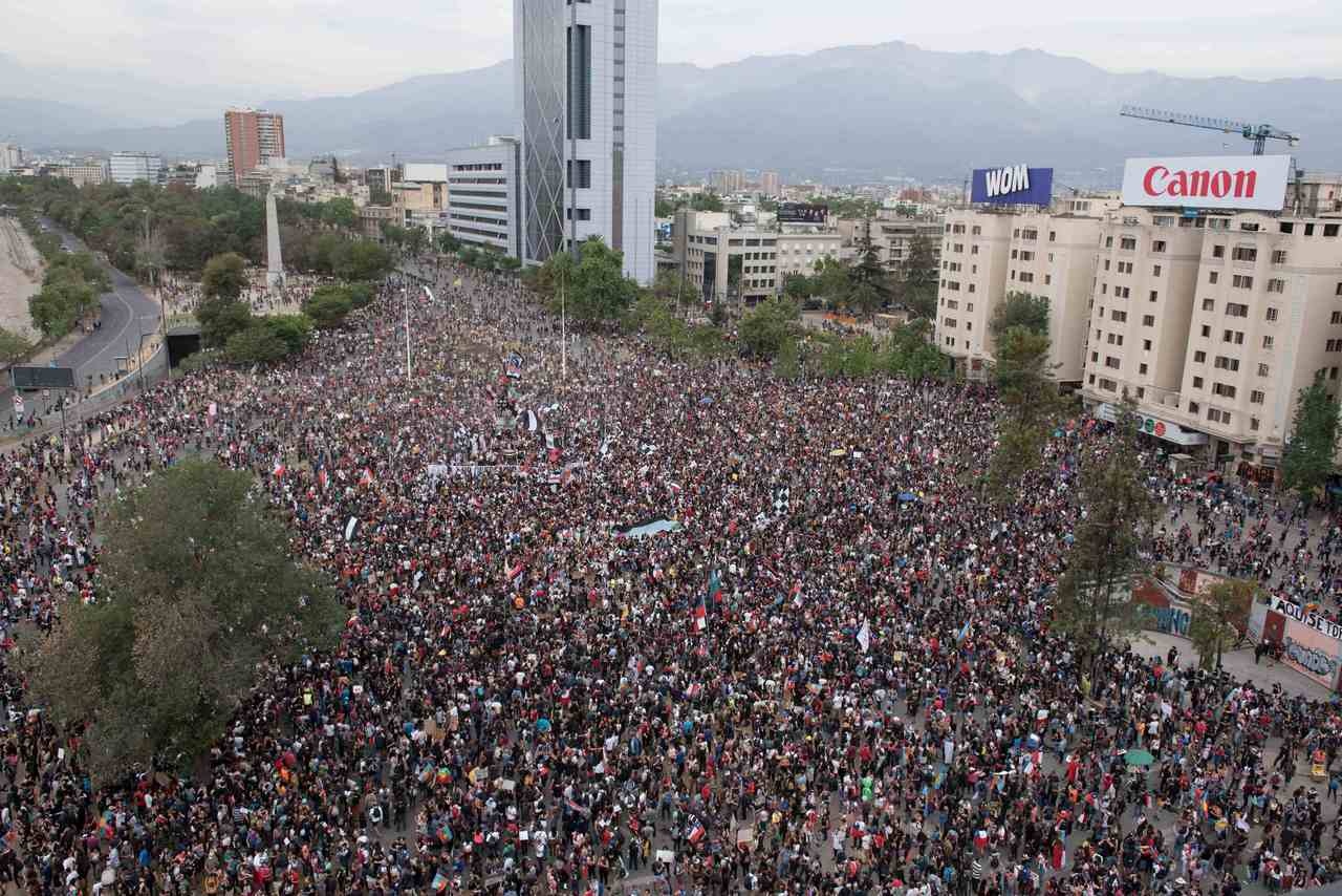 Тысячи людей участвуют в демонстрации с требованием отставки президента Чили Себастьяна Пиньеры в районе площади Италии в Сантьяго, Чили, 25 октября 2019 г.