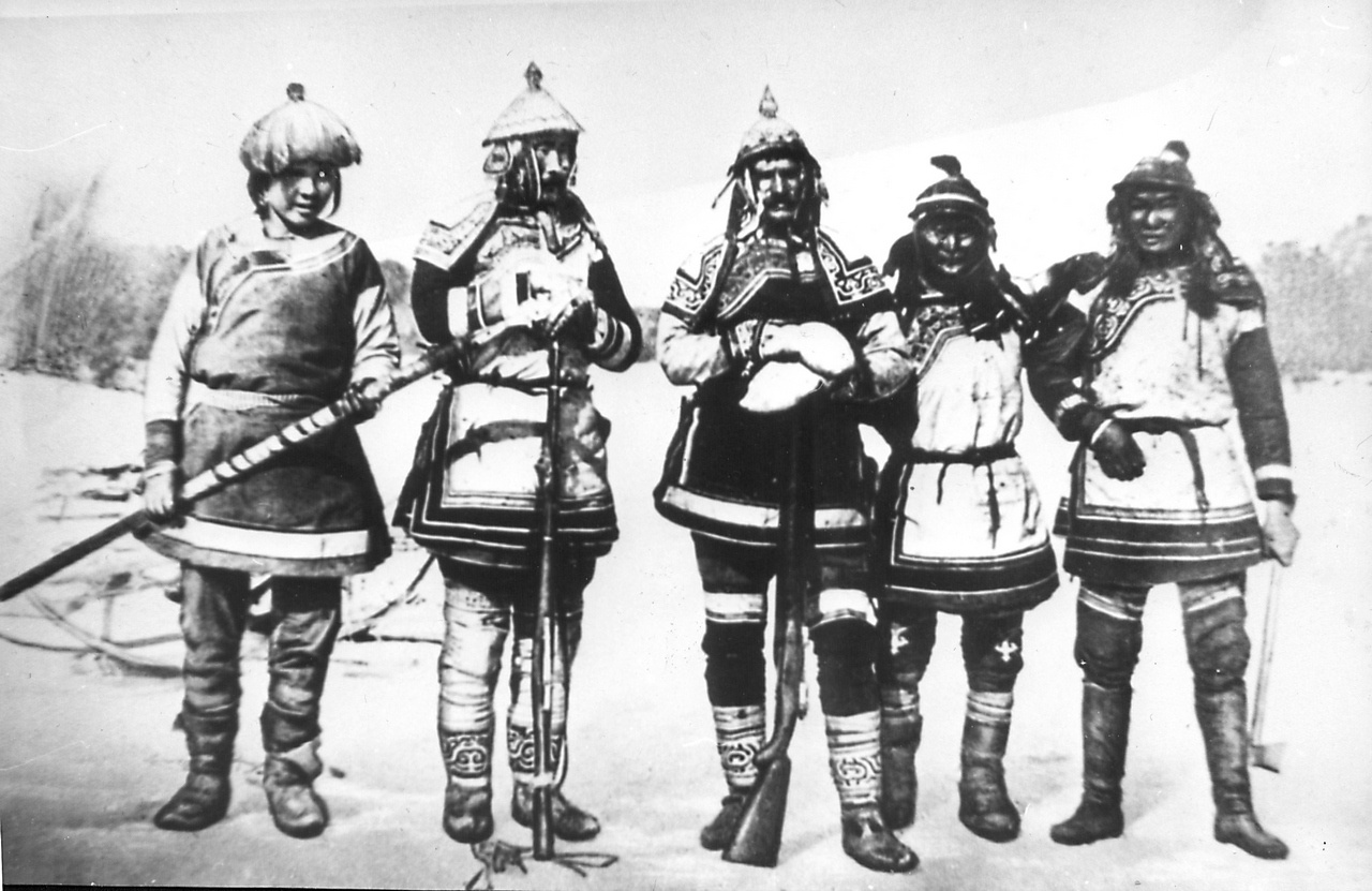 В.К. Арсеньев в удэгейском костюме (в центре) и удэгейцы с реки Анюй. Февраль 1909 г.