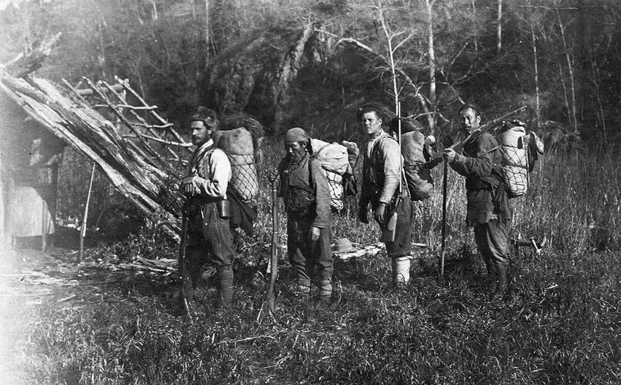 Cлева направо: Владимир Арсеньев, Дерсу Узала, солдат Фокин и Чжан-Бао в походе по бассейну реки Такема, 1907 год.
