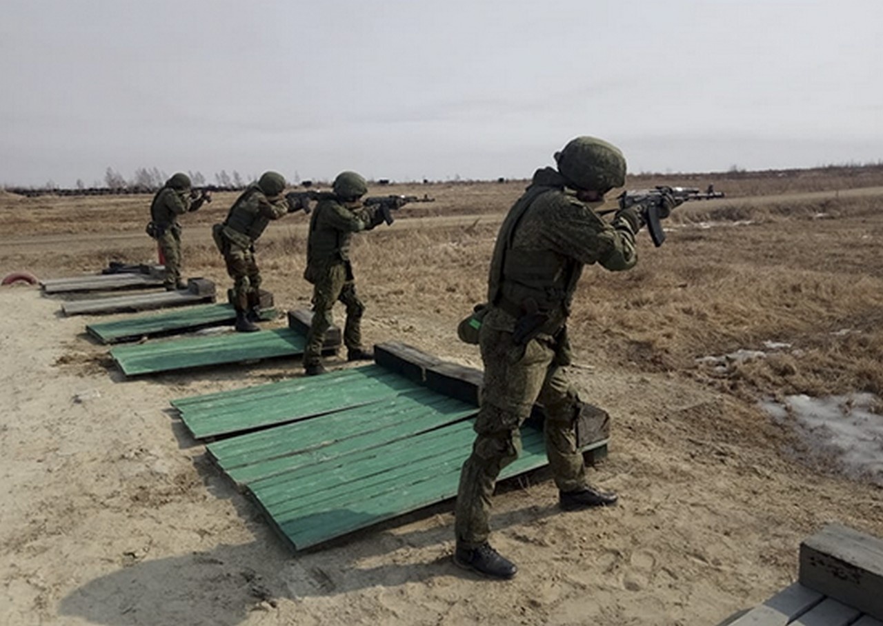 Выпускники ВУЗов МО РФ выполнили нормативы по армейской тактической стрельбе на полигоне армейского корпуса ВВО на Сахалине.