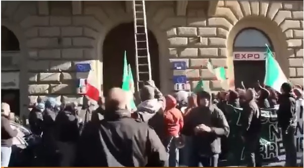 В Риме срывают флаги ЕС после победы правоцентристской коалиции на выборах.