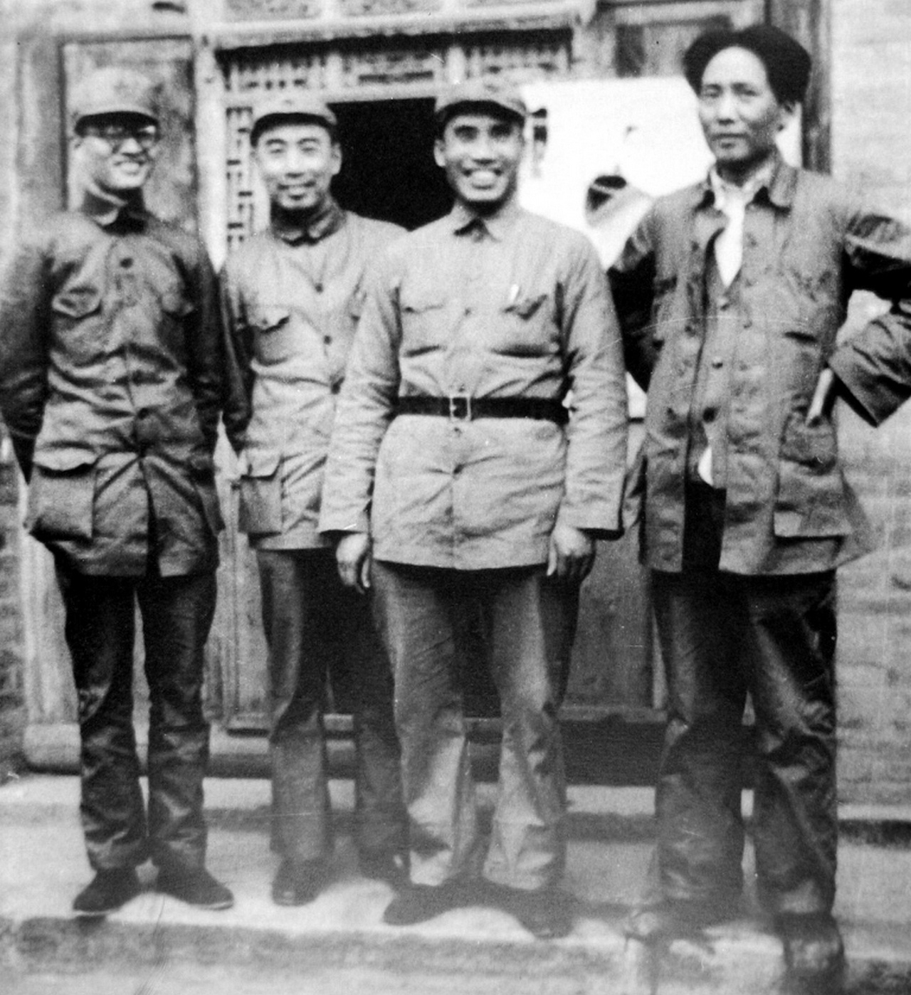 Справа на лево: Мао Цзэдун, Чжу Дэ, Чжоу Эньлай и Бо Гу в 1937 году.
