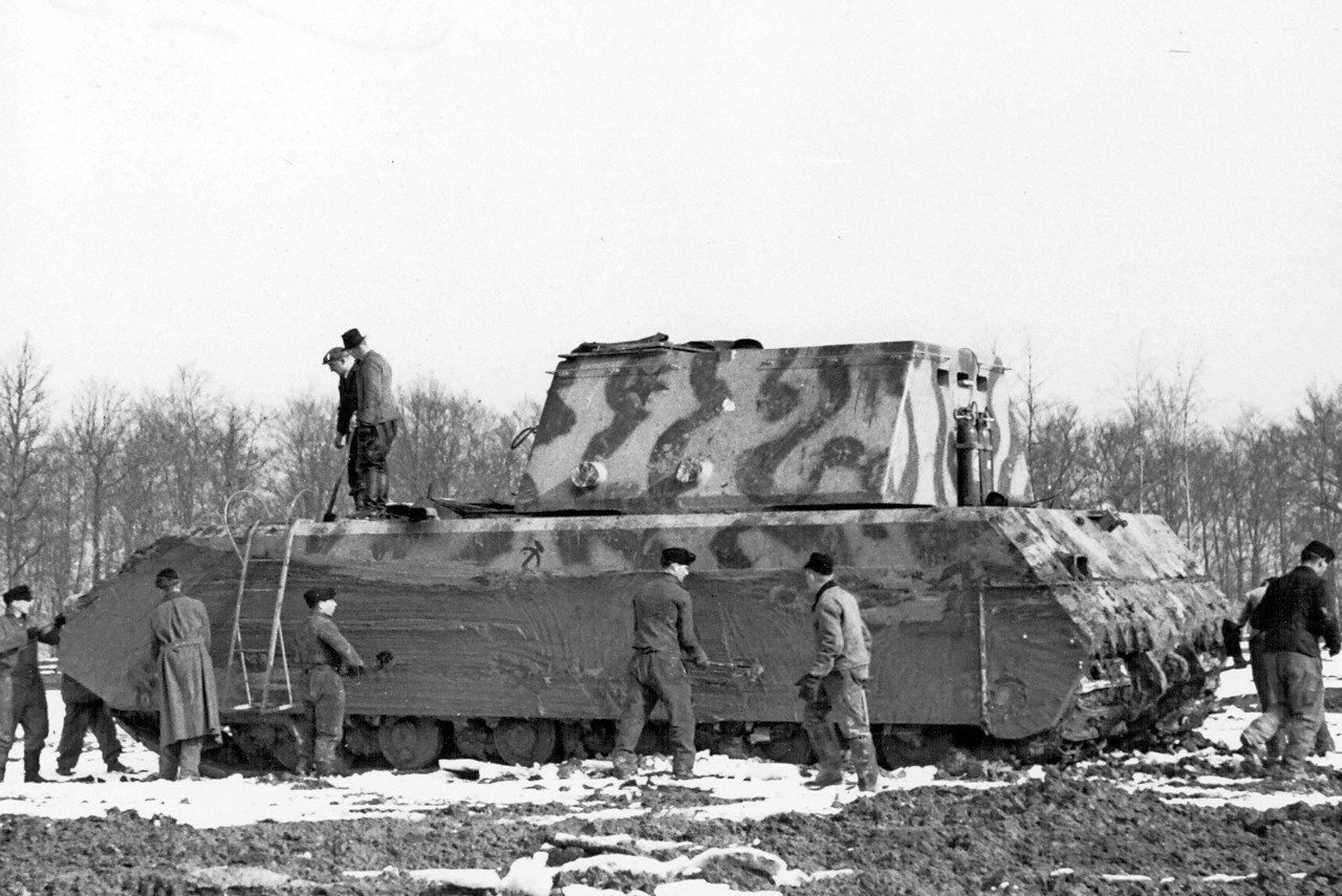 Опытный образец немецкого сверхтяжёлого танка «Маус» 205/1 (Pz.Kpfw.VIII Maus), вытащенный из грязи на ходовых испытаниях.