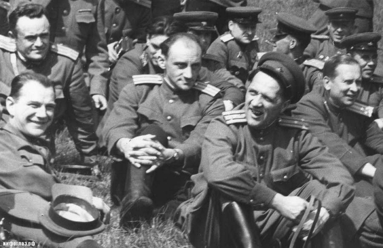 С. Королёв (первый слева во втором ряду) и Б. Черток в группе советских специалистов по изучению немецкой ракетной техники. Германия.
