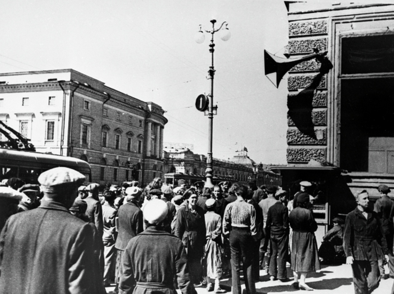Жители Ленинграда 22 июня 1941 года слушают правительственное сообщение о нападении фашистской Германии на Советский Союз.