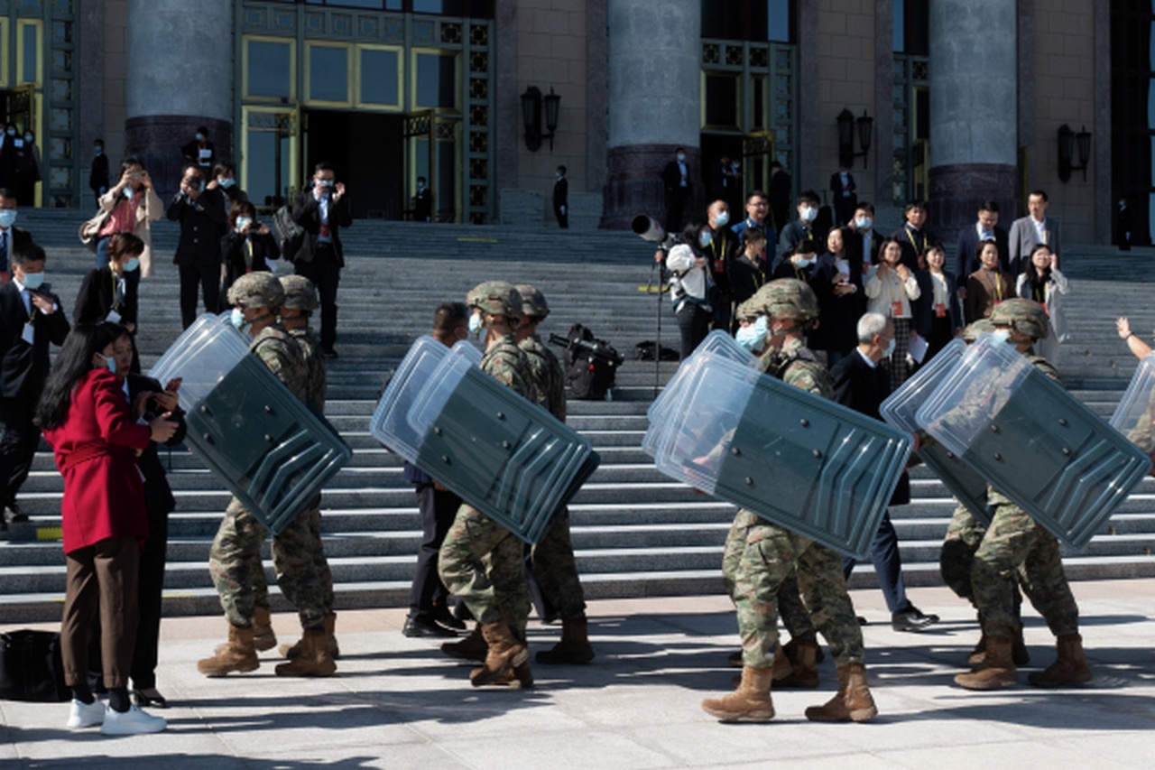Солдаты китайской гвардии обеспечивают меры безопасности во время проведения съезда.