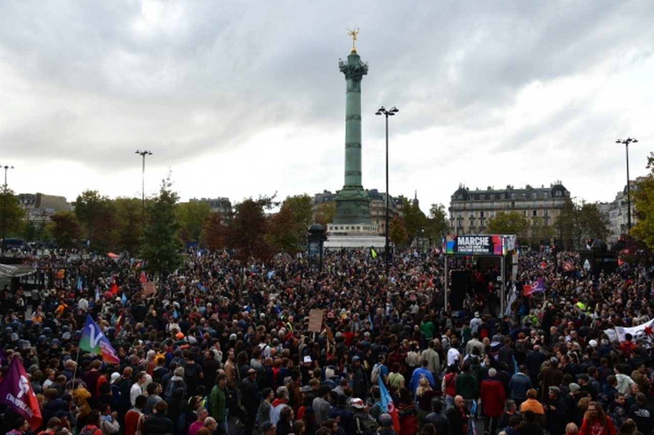 Участники акции протеста против повышения цен в центре Парижа, 16 октября 2022 г.