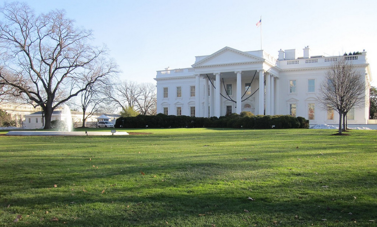 Белый дом считается центром мира априори.