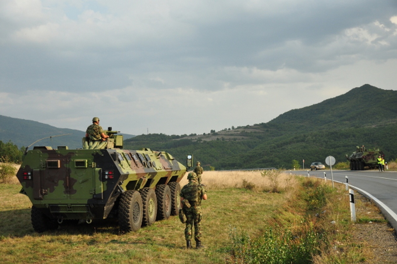 Сербская бронетехника у трассы между посёлком Рашка и КПП «Ярине» на административной линии между центральной Сербией и севером Косово и Метохии.