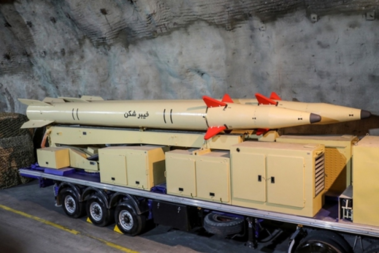 Корпус стражей исламской революции представил новую твёрдотопливную ракету с дальностью полёта 1450 километров, что позволит ей достичь как американских баз в регионе, так и целей внутри Израиля.