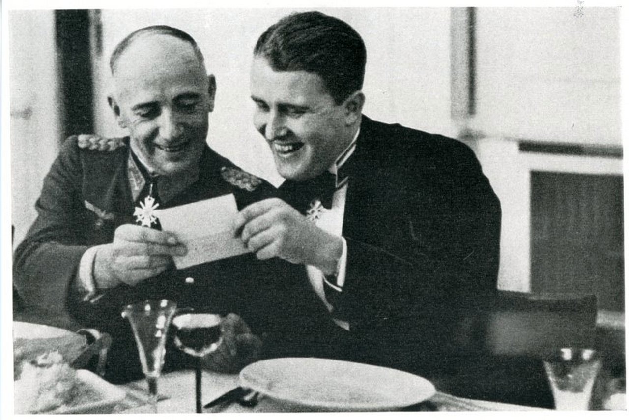 Правая рука Вернера фон Брауна Вальтер Дорнбергер (слева на фото).