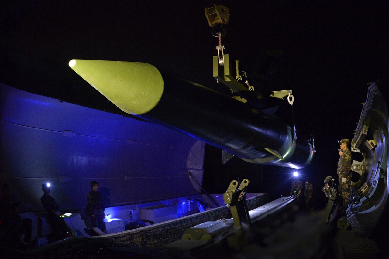 Загрузка баллистической ракеты на пусковую установку во время ночных учений в бригаде Ракетных войск НОАК.