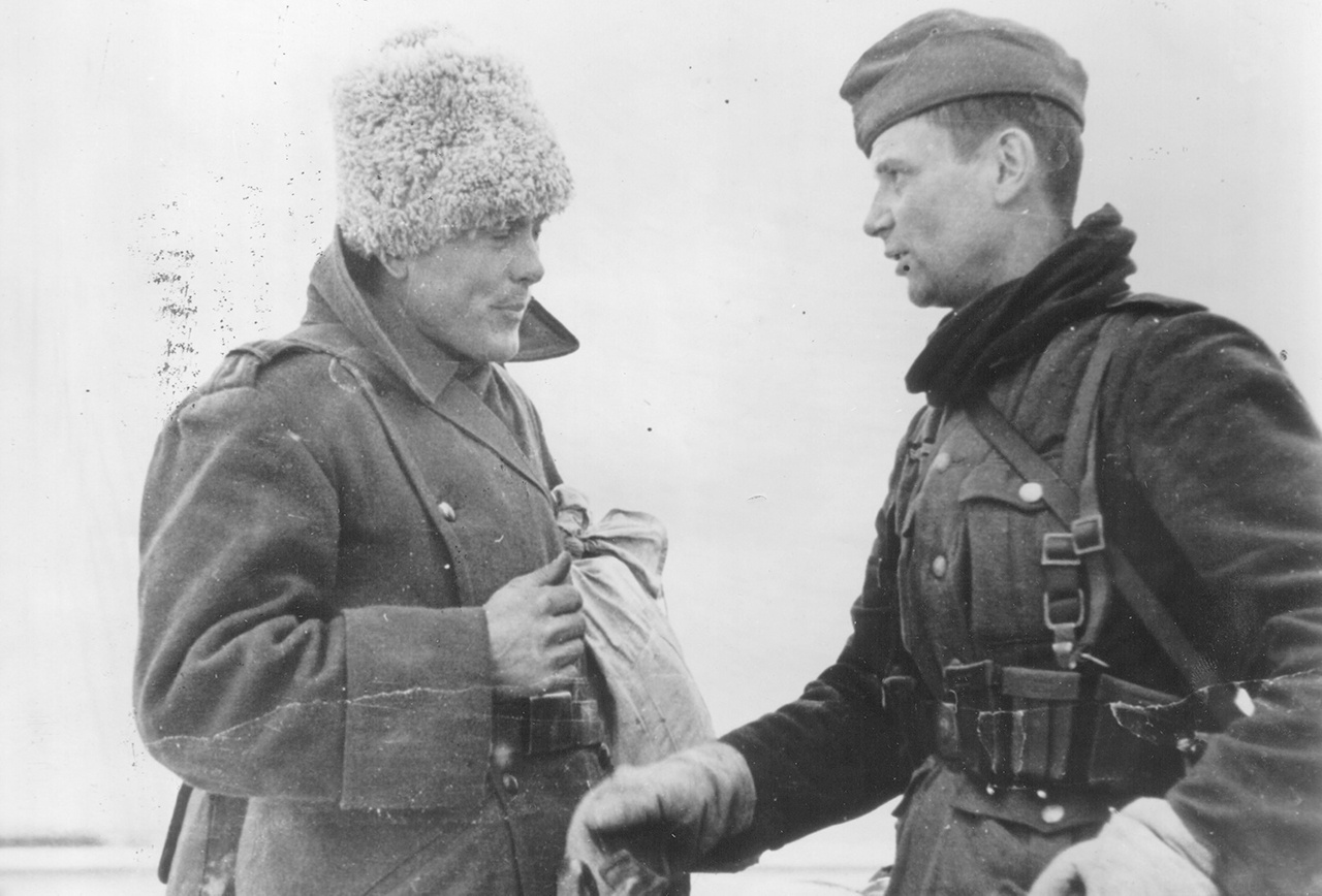 Румынский и немецкий солдаты во время беседы.