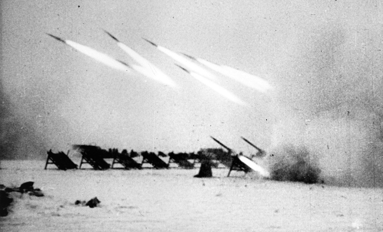 Советские реактивные миномёты М-30 ведут огонь по позициям противника под Сталинградом. Кадр кинохроники.