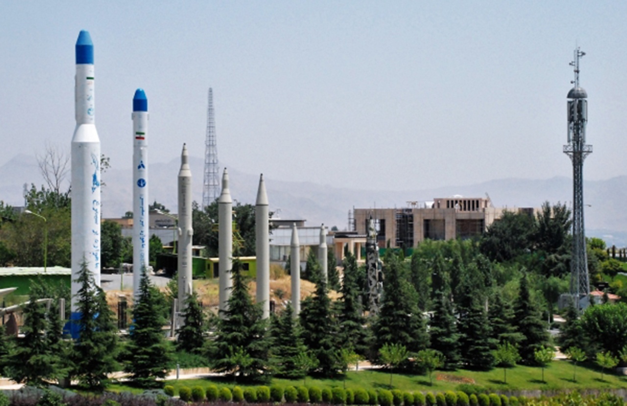 Образцы ракет и ракетоносителей на территории музея «Исламской революции и Священной обороны» в Тегеране.