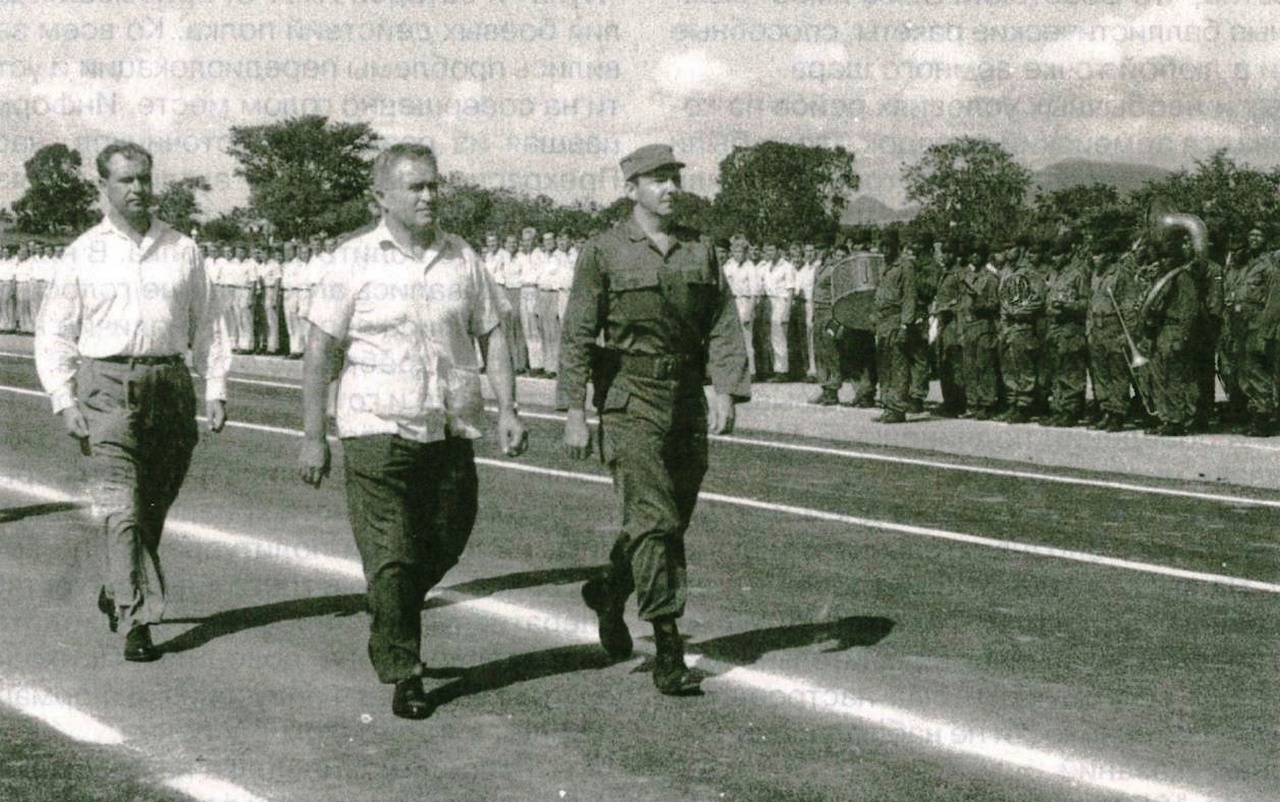 Торжественный смотр мотострелкового полка полковника Д. Язова (слева) и частей РВС Кубы. Проводят заместитель командующего ГСВК генерал С. Гречко (в центре) и Рауль Кастро (справа).