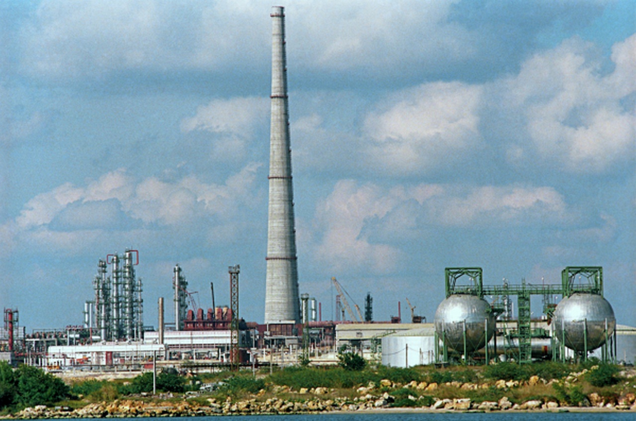 Нефтеперерабатывающий завод в кубинской провинции Матансас, построенный с помощью СССР.