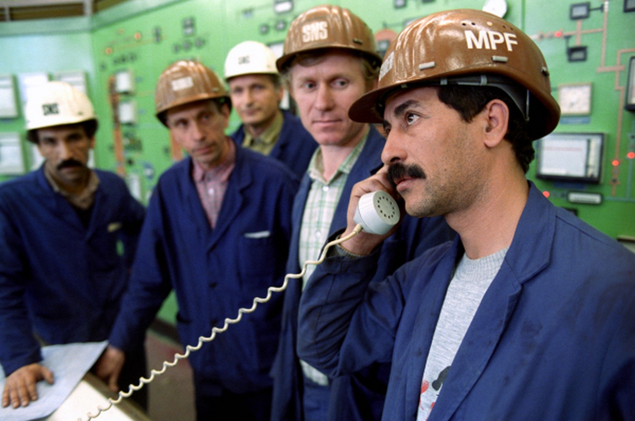 Связи наших стран давние: советские и алжирские специалисты у пульта управления домной металлургического завода в городе Эль-Хаджаре.
