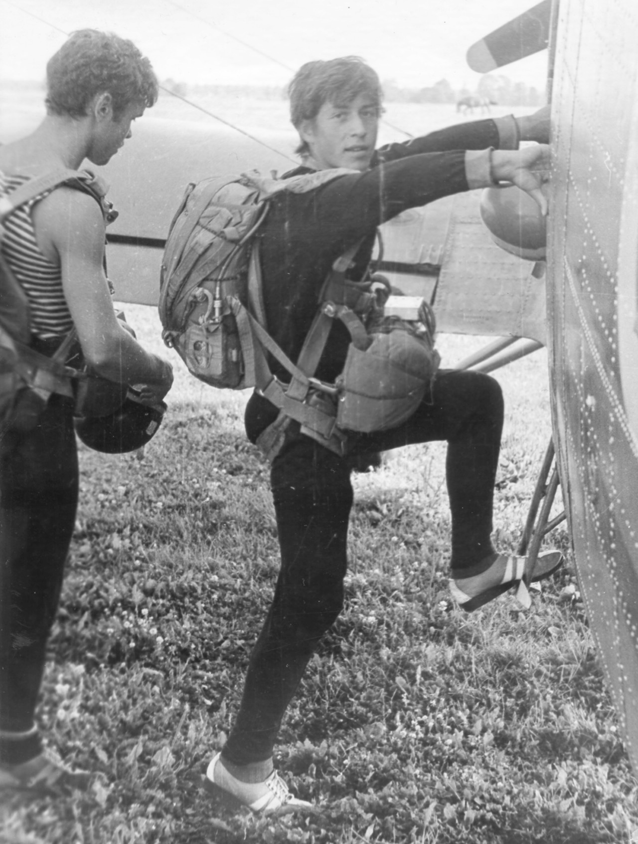 Анатолий Лебедь на парашютных прыжках. На аэродроме ДОСААФ в Кохтла-Ярве. 1980 г.