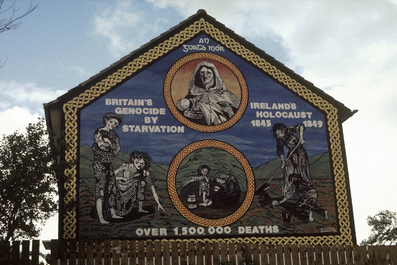 Фреска «Ирландский холокост» в Белфасте в память о жертвах голода в Ирландии в 1845-1849 годах.