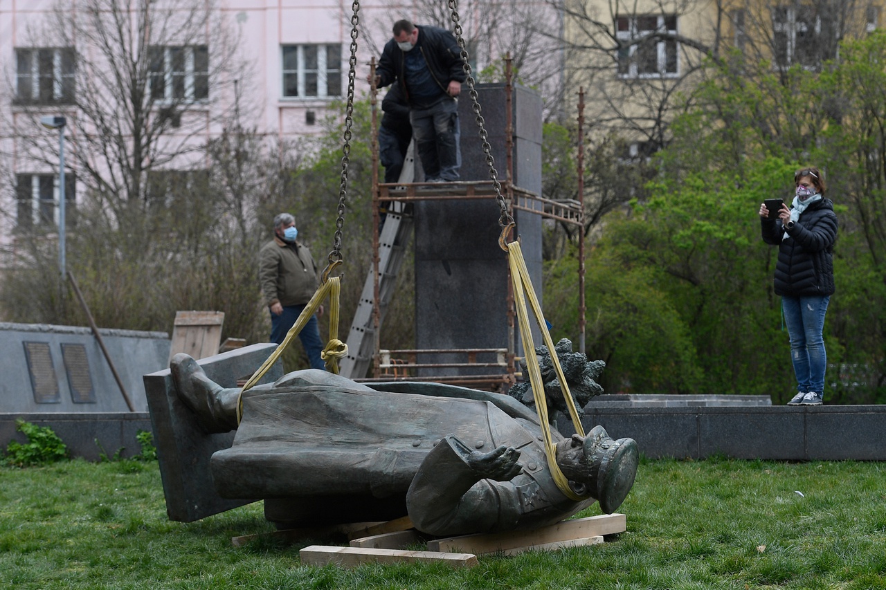 Другие жители Праги сносят памятник маршалу. 3 апреля 2020 г.