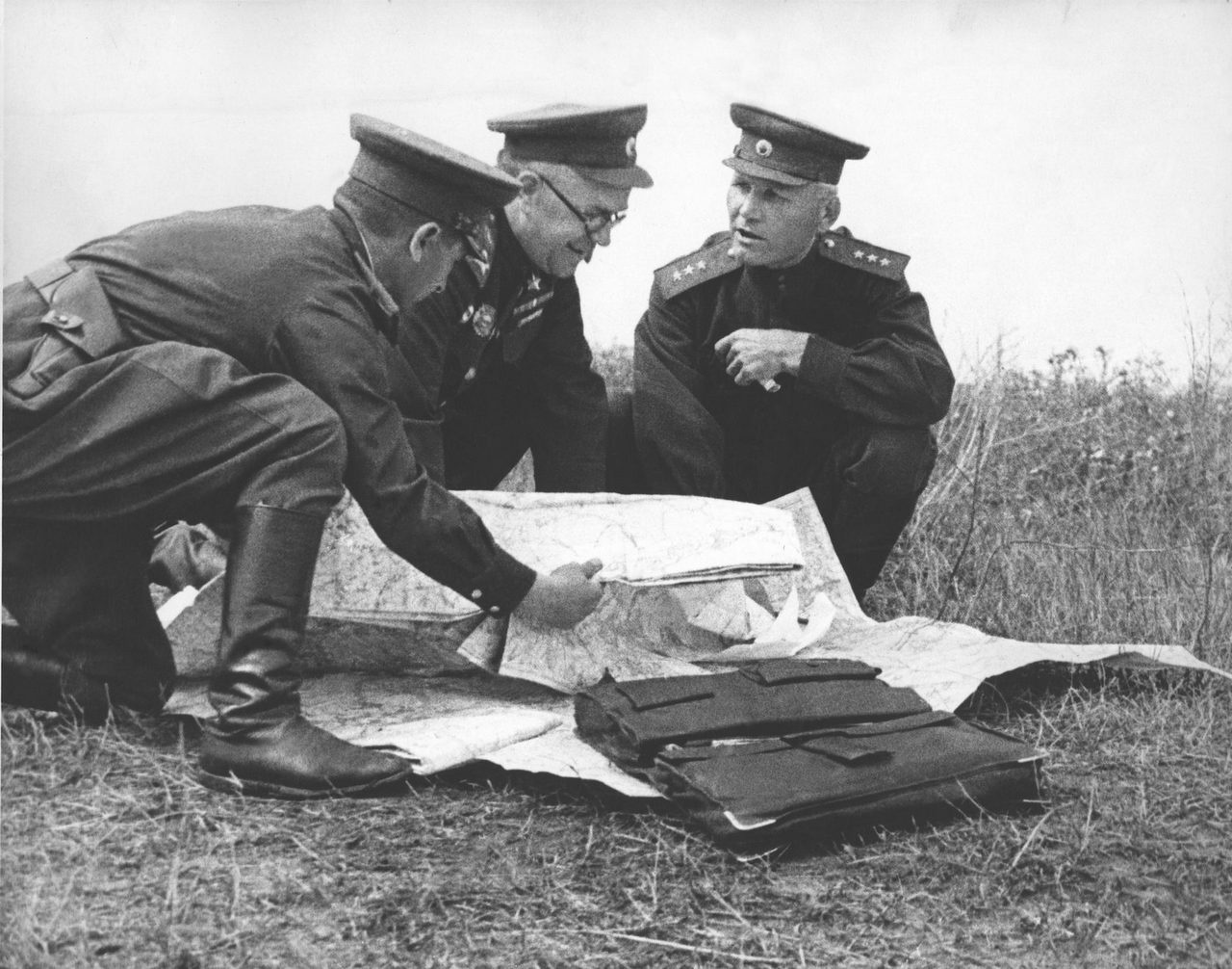 Маршал Г.К. Жуков и генерал-полковник И.С. Конев на Курской дуге. Август 1943 г.