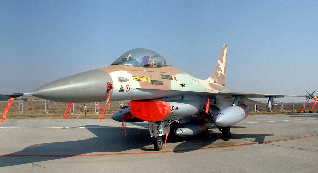 Самолёт F-16A ВВС Израиля. В носовой части  видна треугольная эмблема участника атаки на иракский реактор. Пилот, кстати, стал потом первым израильским астронавтом.