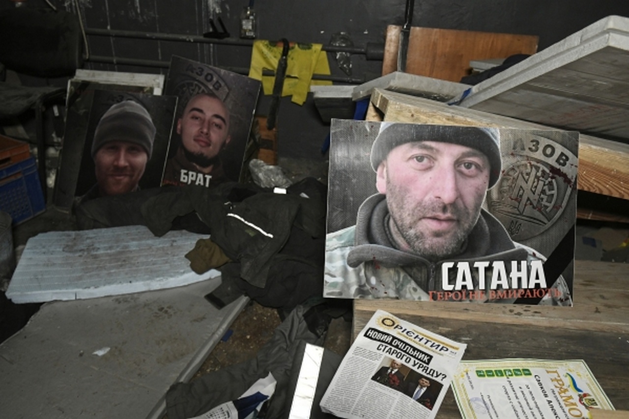 Фотографии погибших боевиков националистического батальона «Азов», найденные в подвалах комбината «Азовсталь» в Мариуполе.