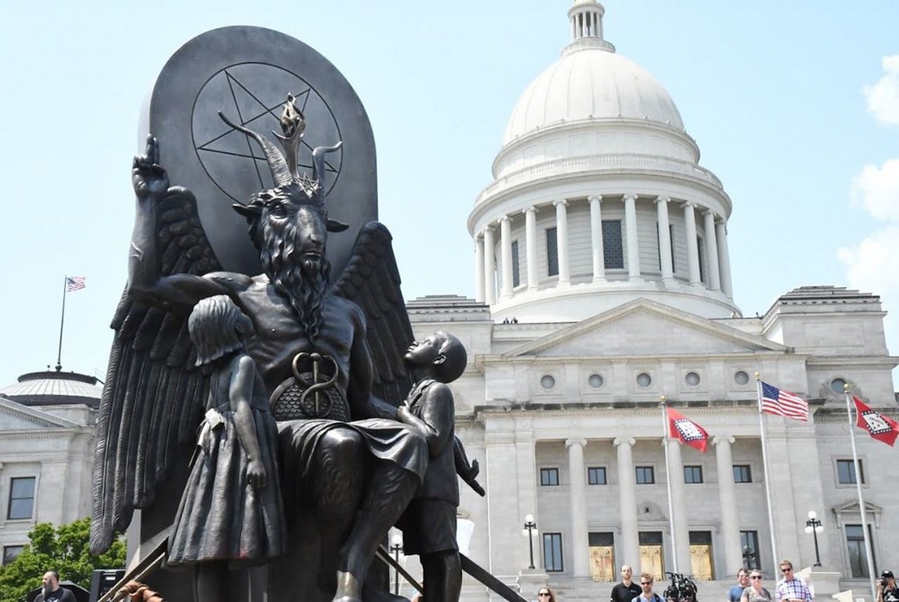 «Cатанинский храм» временно установил крылатую статую с головой козла в знак протеста против памятника Десяти заповедей на территории Капитолия штата Арканзас.