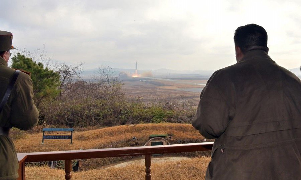 Ким Чен Ын (справа) руководит испытательным запуском «Хвасон-17».