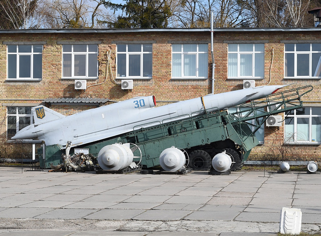 Ту-141 ВВС Украины на пусковой установке в Государственном музее авиации Украины в Киеве.