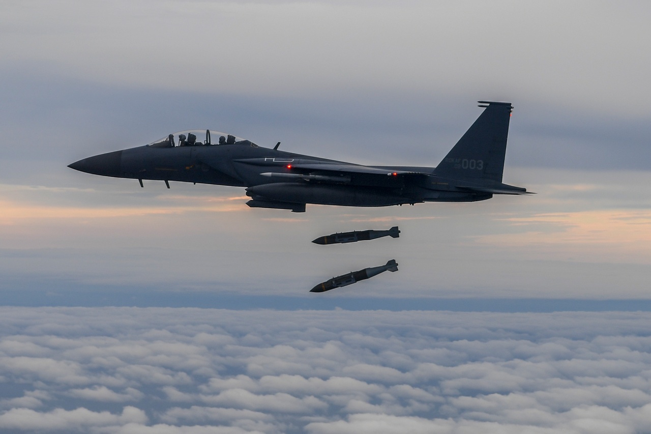 Южнокорейский многоцелевой ударный истребитель F-15K ВВС в совместных учениях с американцами.