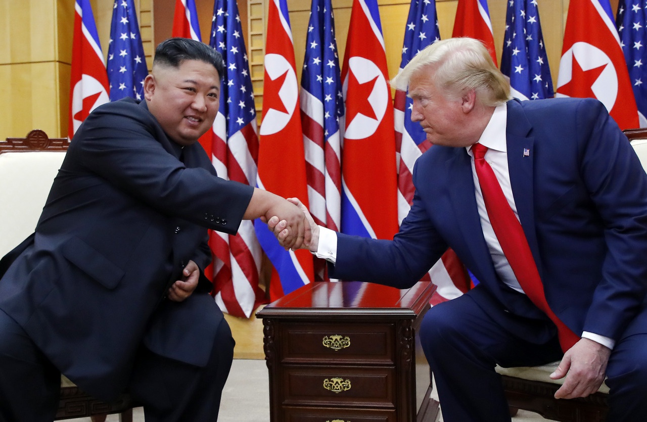 Дональд Трамп лично обещал лидеру Северной Кореи приостановить манёвры на полуострове.