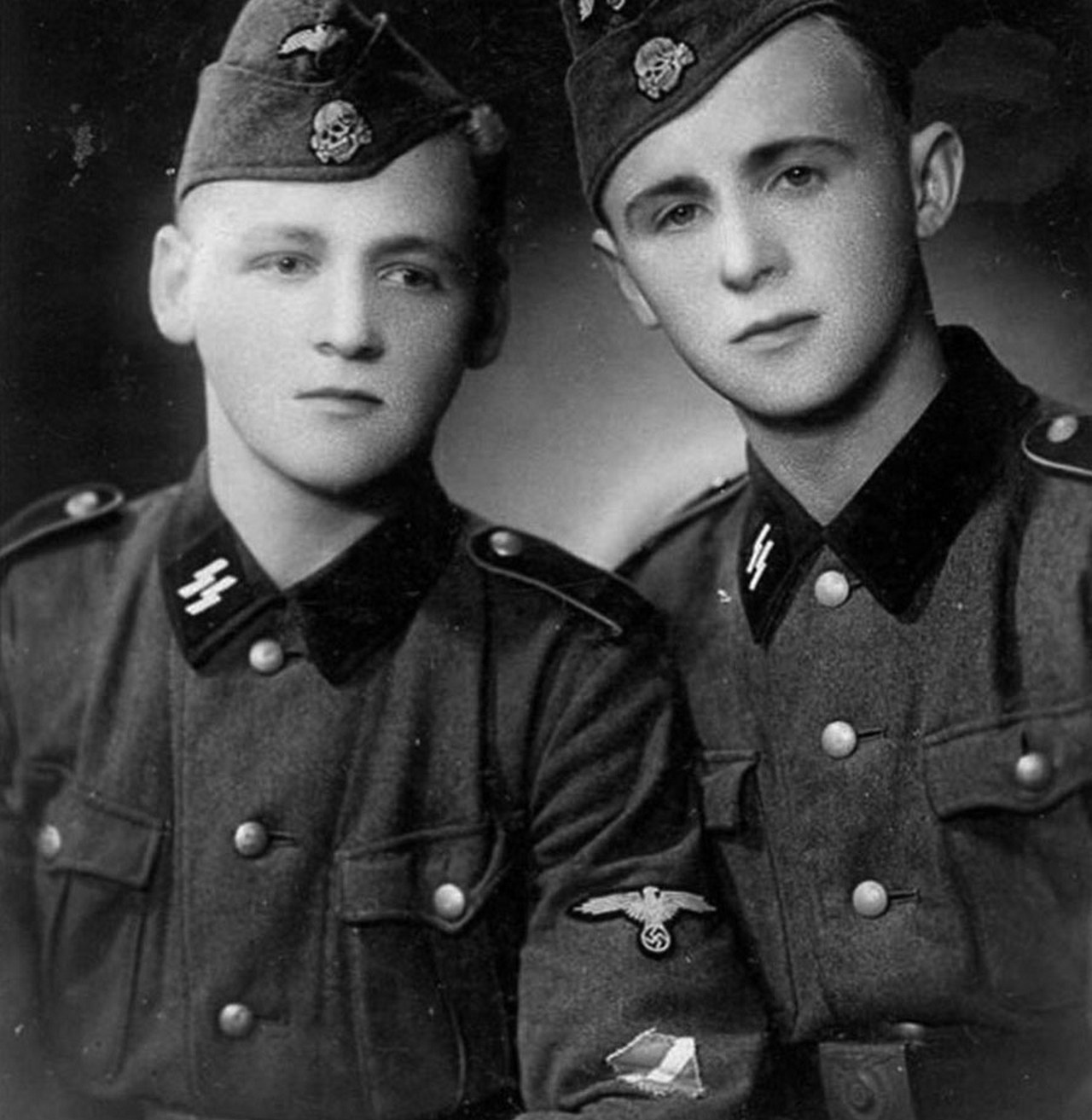 Портрет двух латвийских солдат СС.