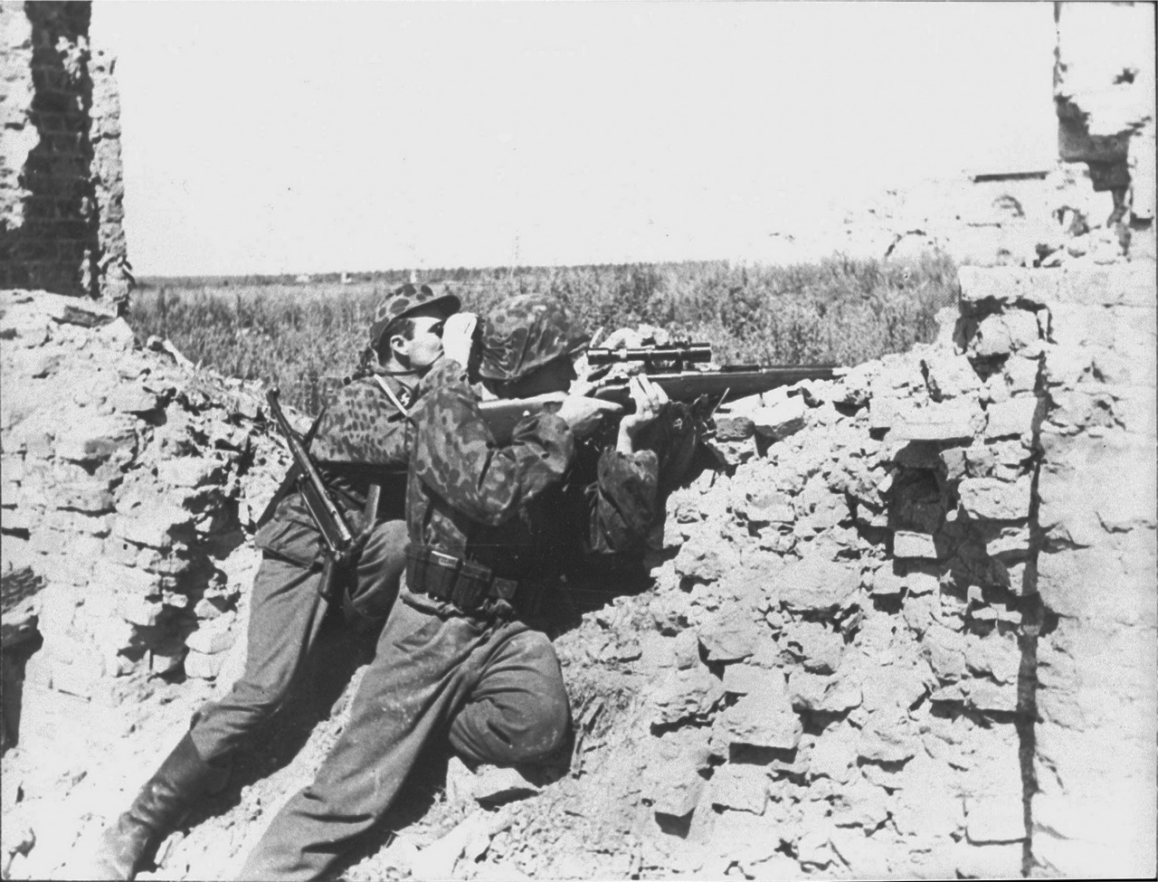 Снайперы из состава латышской дивизии СС на огневой позиции в районе Волхова.