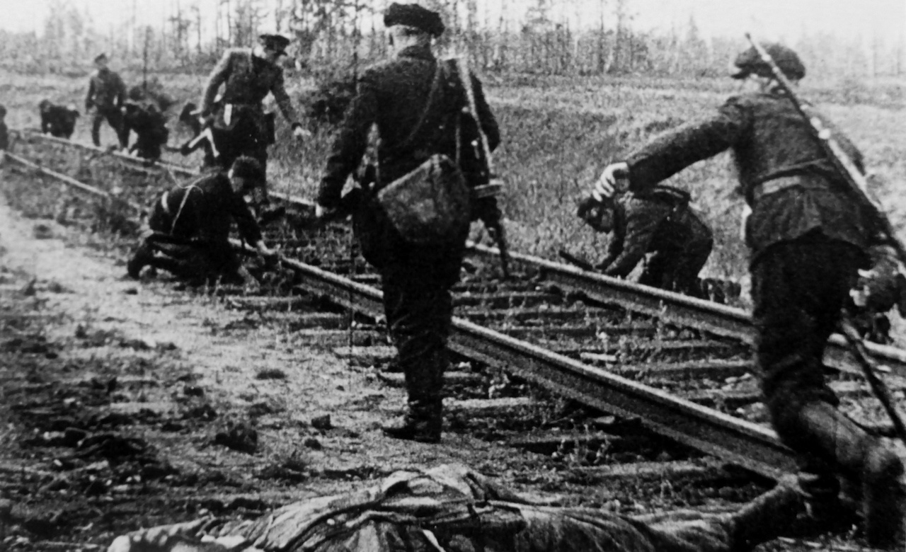 Советские партизаны готовят подрыв железной дороги.