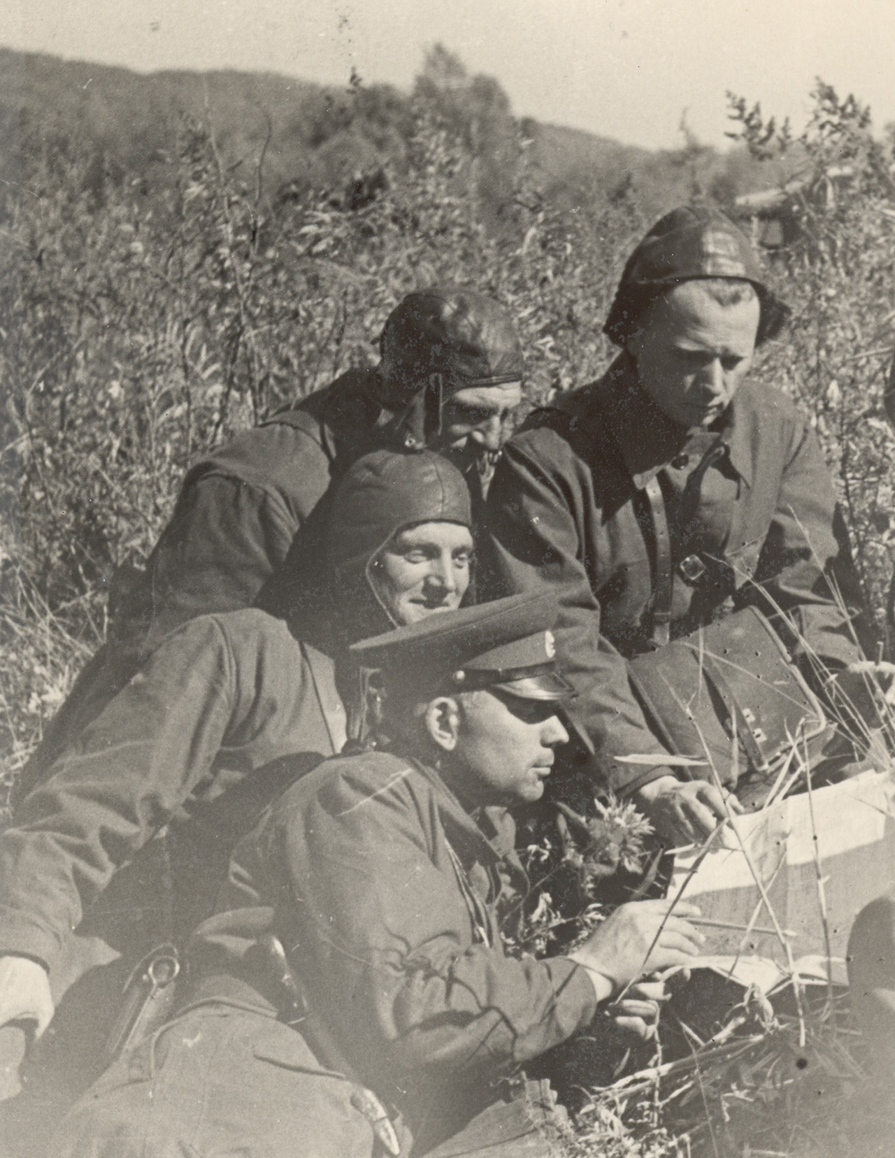 Полковник А. Лазаренко на учениях (в центре) с офицерами полка.