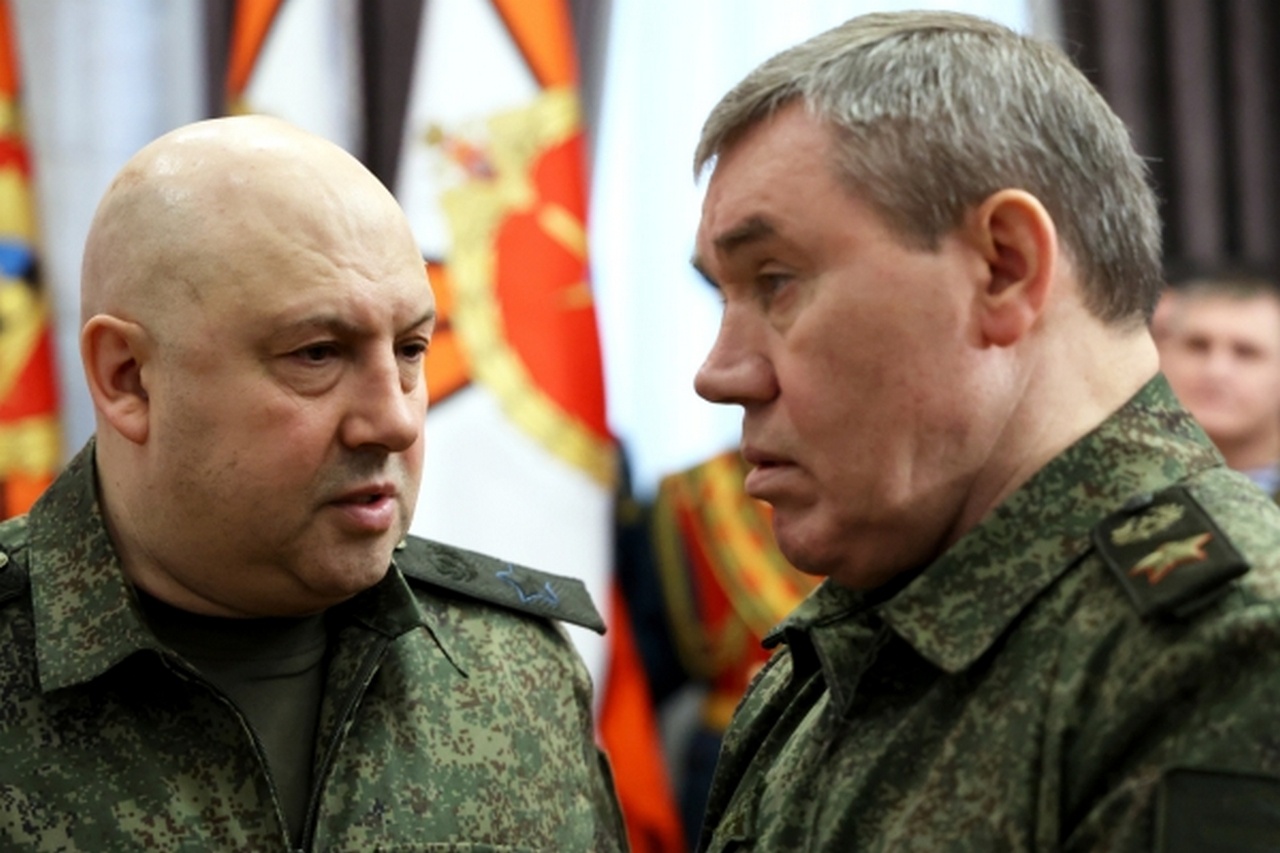 Командующий Объединённой группировкой войск России в районе проведения спецоперации Валерий Герасимов и его заместитель Сергей Суровикин (слева).