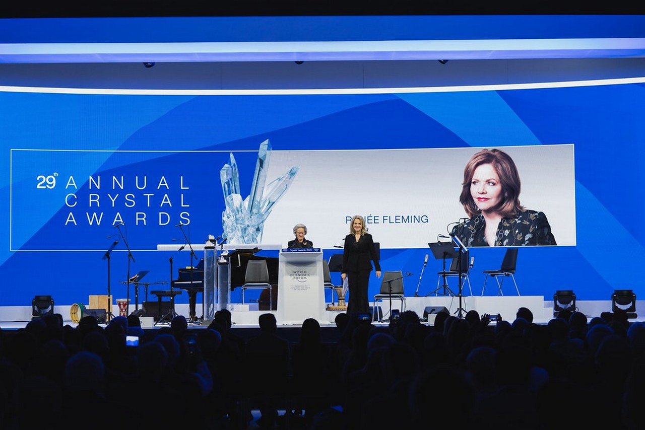 Лауреатом традиционной премии Crystal Awards стала оперная певица Рене Флеминг.