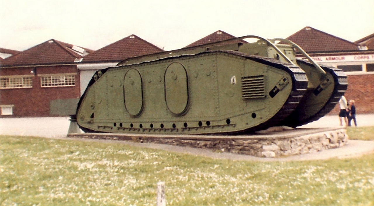 Транспортёр Mk.IX имел пулемётное вооружение и мог перевозить десятки экипированных пехотинцев.