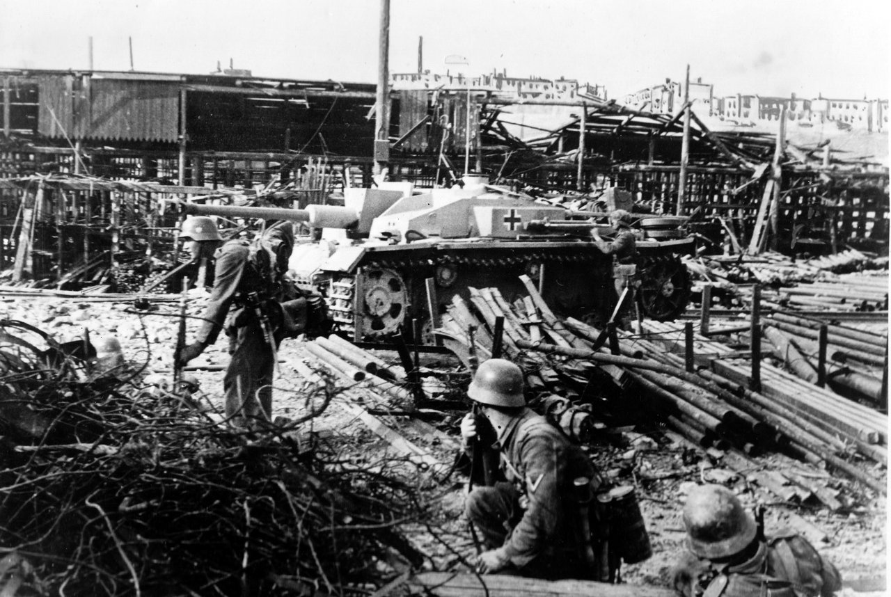 Во время боёв на территории завода «Баррикады» в Сталинграде.