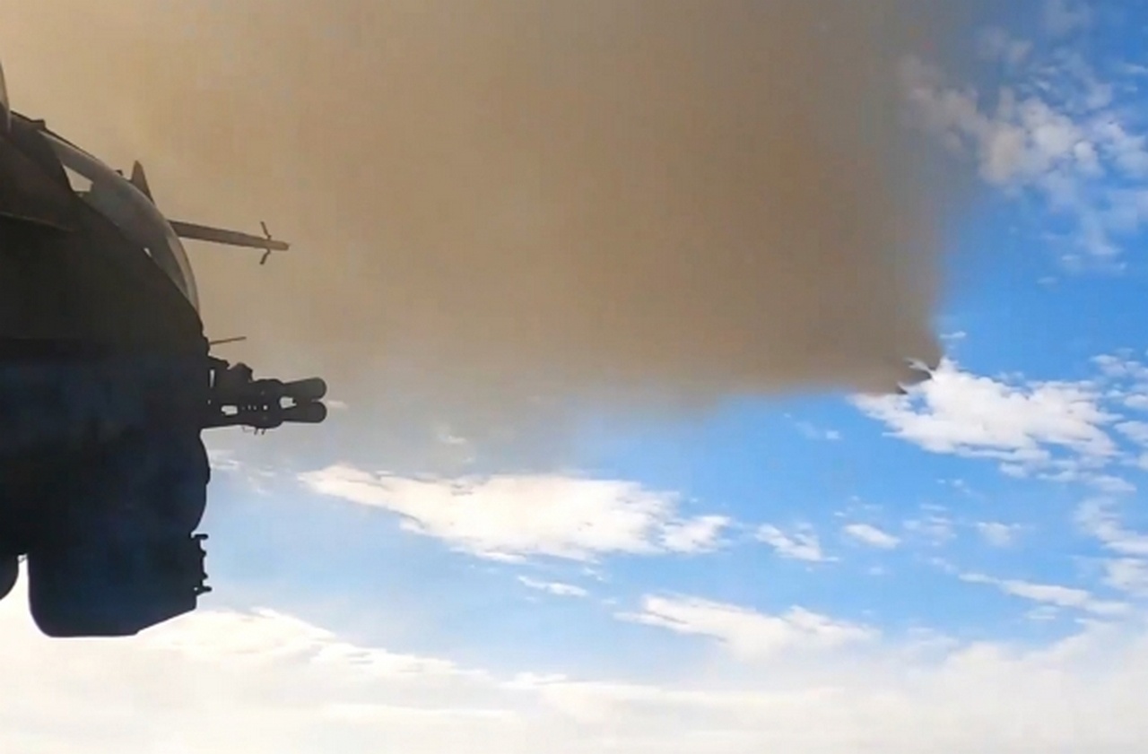 Пуски ракет с вертолёта ВС РФ по украинским объектам военного управления и энергетики.