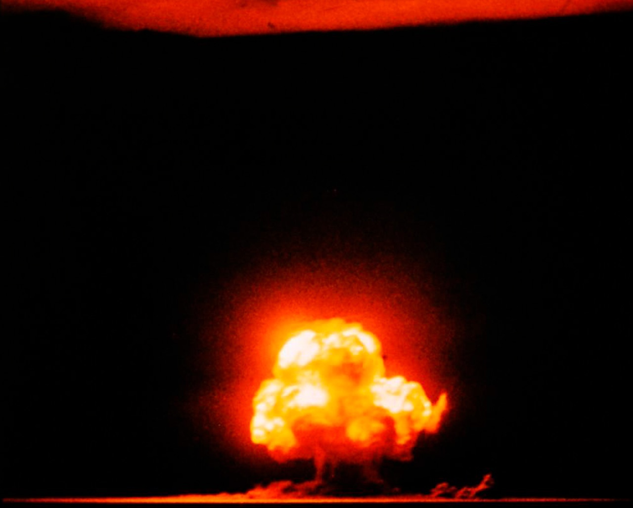 Взрыв бомбы «Штучка» (Gadget) во время первого испытания ядерного оружия на полигоне Аламогордо (Нью-Мексико), 16 июля 1945 г.