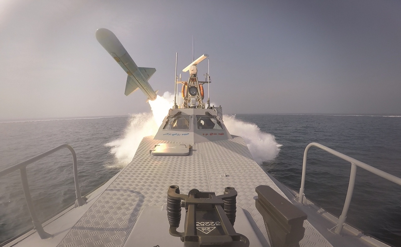 Военно-морские силы Корпуса стражей исламской революции проводят пуски ракет во время учений в Персидском заливе.
