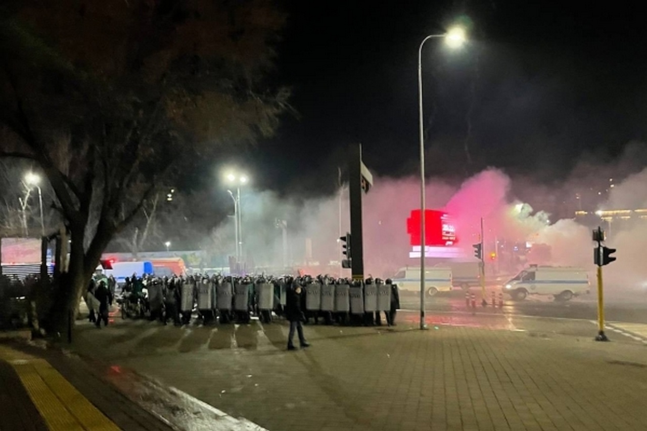 Полиция применила светошумовые гранаты и слезоточивый газ во время акции протеста в Алма-Ате.