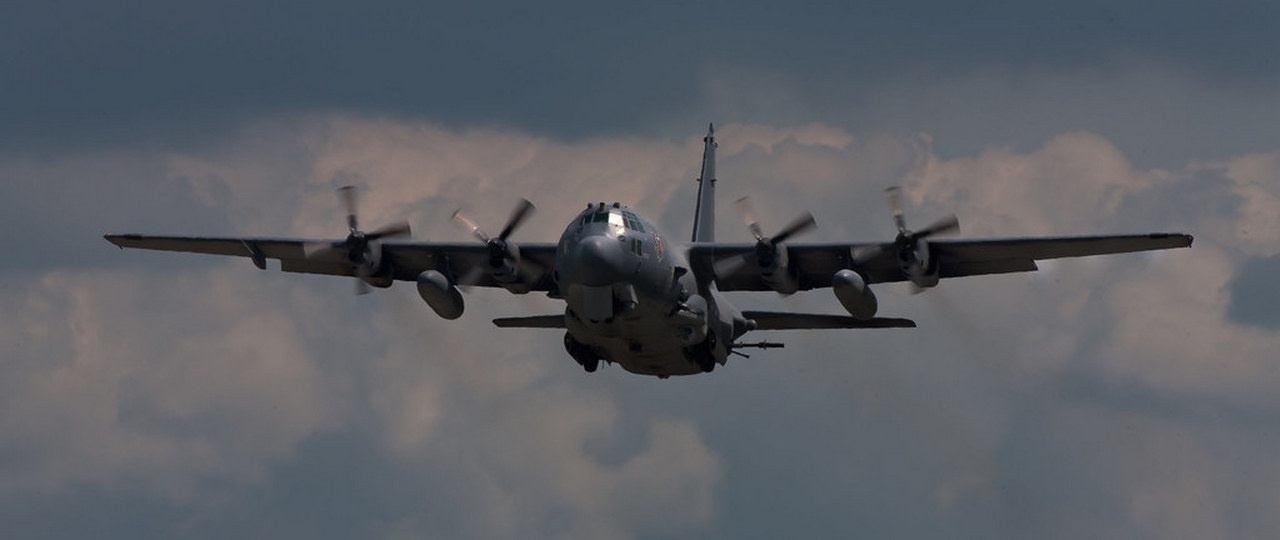 Cамолёт поддержки сухопутных войск на поле боя Lockheed AC-130 Spectre.