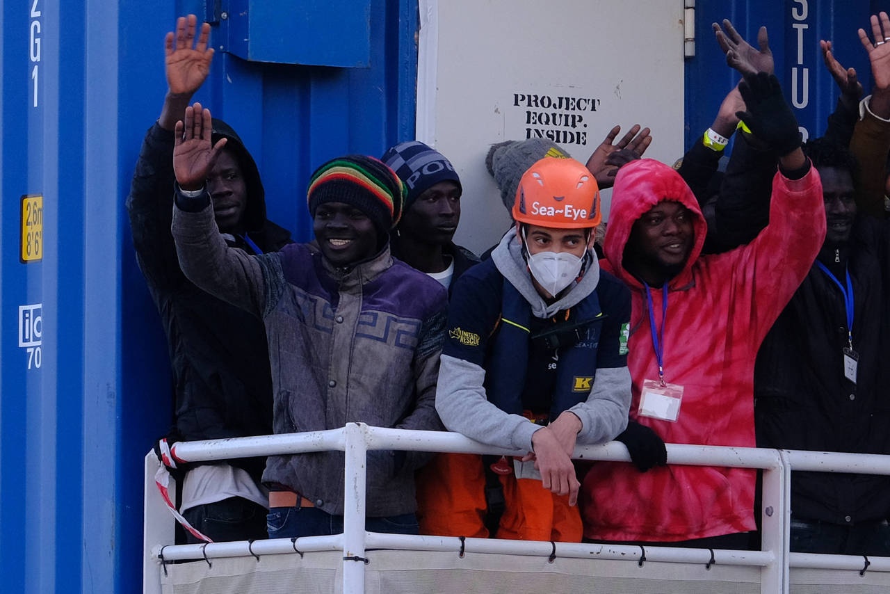 В Неаполь прибыло судно с очередной партией мигрантов из Африки, февраль 2023 г.